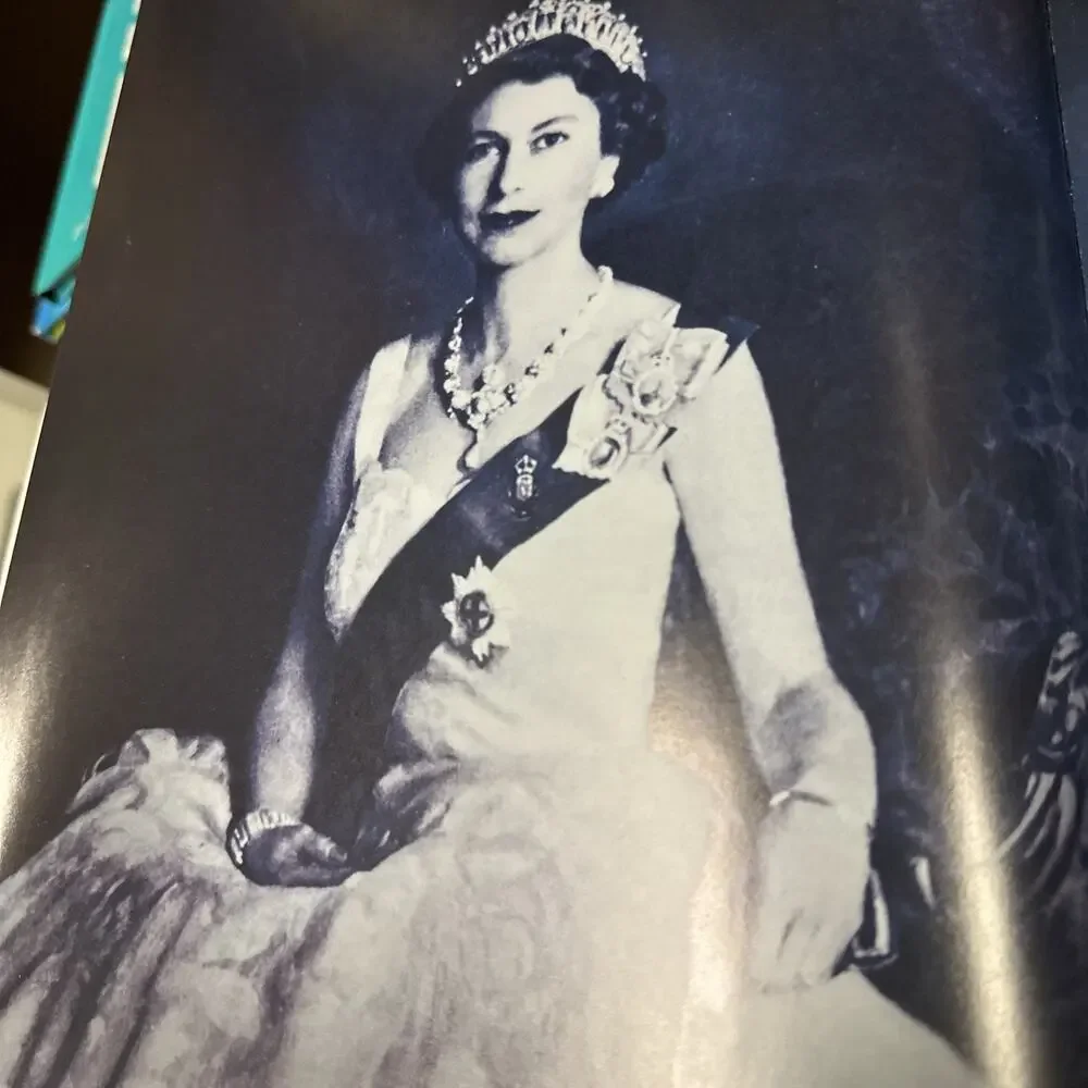 The Queen: The Life and Times of El...,‎ Ryan, Catherine
